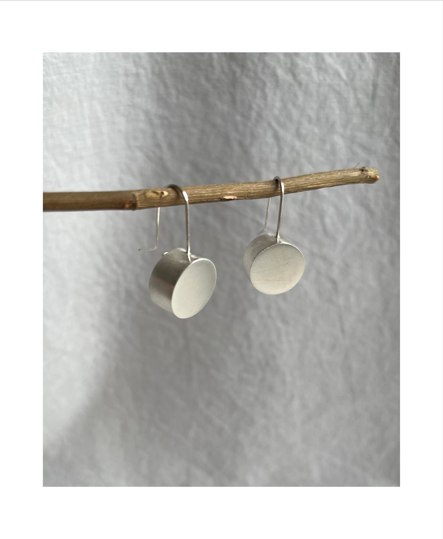 Chelsea Hollow Earring.