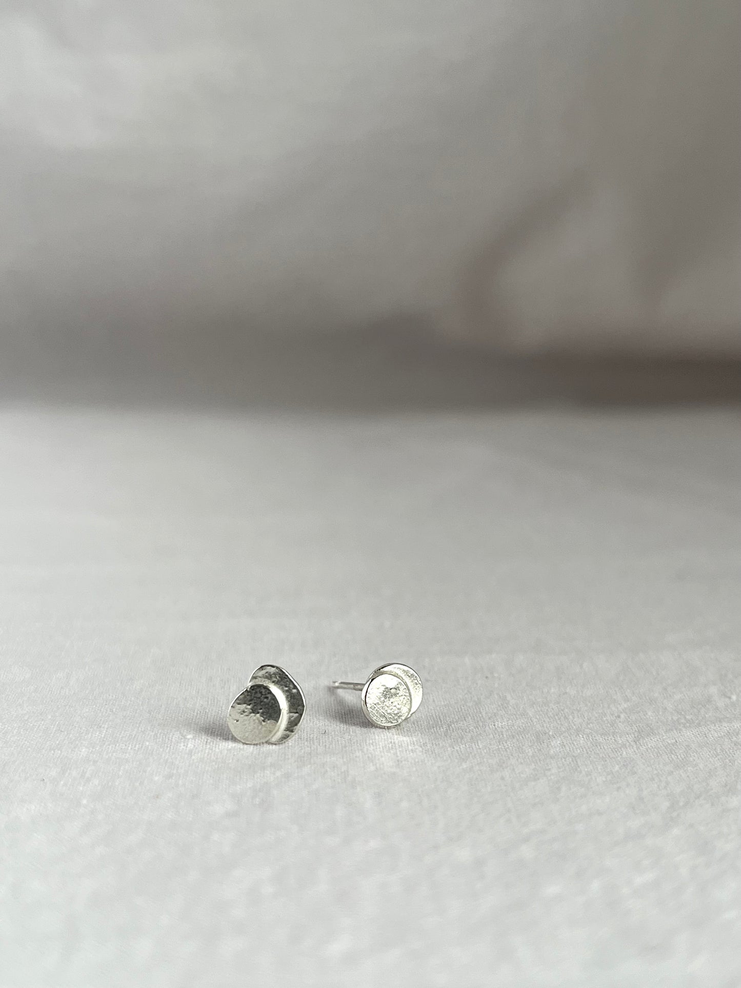 Pebble studs