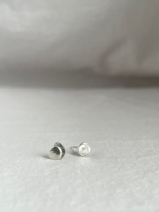 Pebble studs