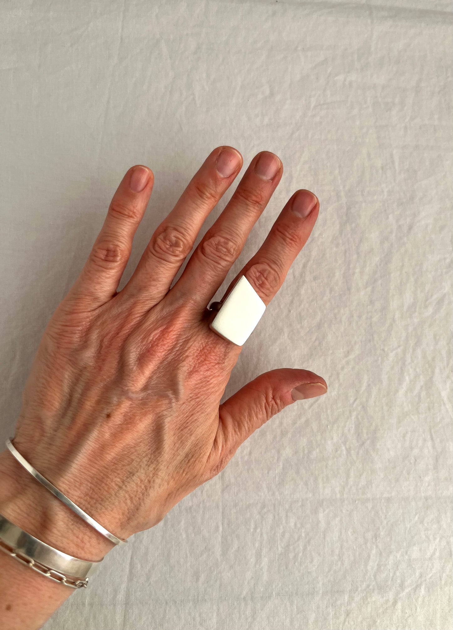 Garda Hollow Ring