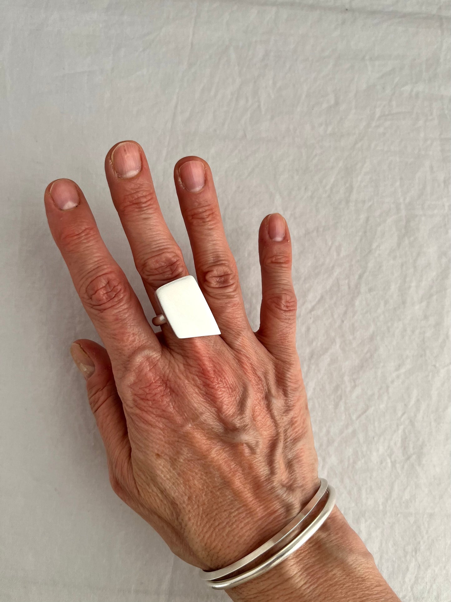 Garda Hollow Ring